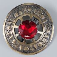 Plaid Broach, red glass in center, Bronskleurig, 8 cm